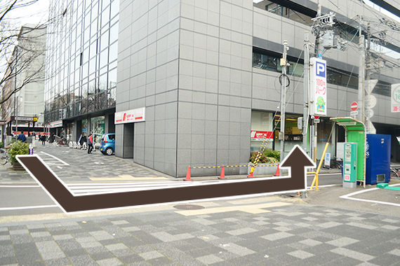 駅から院外観までの画像